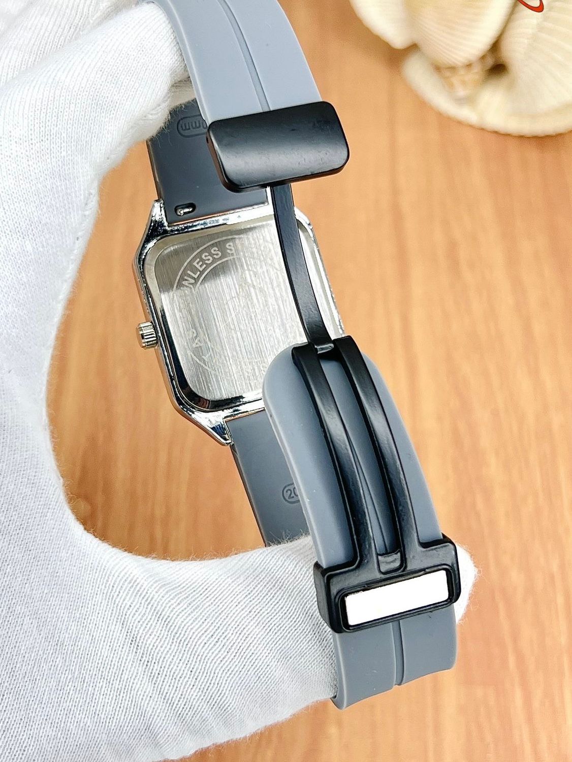 Smart Time Square Design Magneticlock Silicon Straps Watch